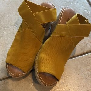 KENNETH COLE GENTLE SOULS MUSTARD SANDALS